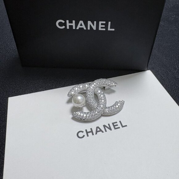 Chanel brooches - Picture 2 of 7